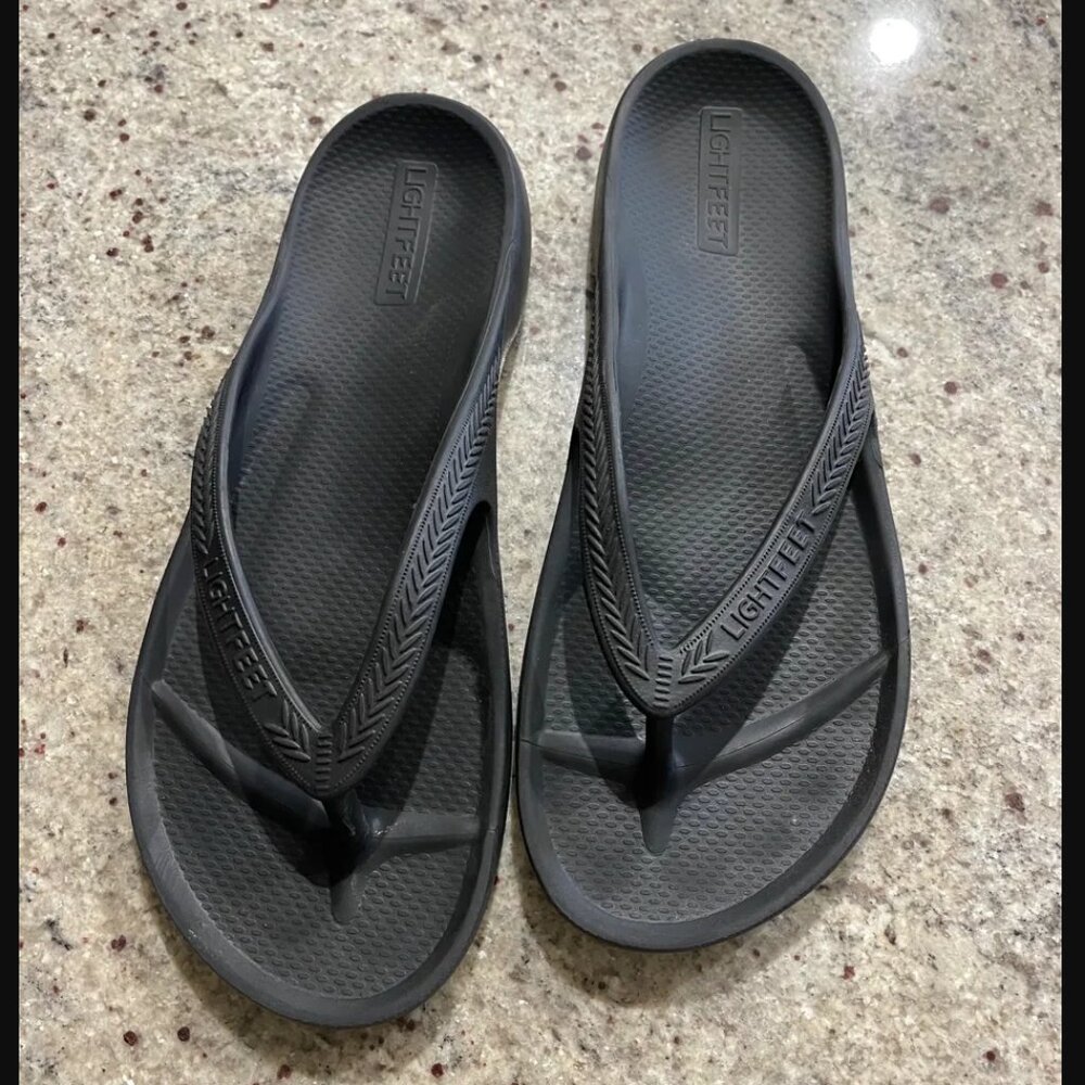 Lightfeet Flip Flops – Size US W11 - FITS LIKE A 9 1/2